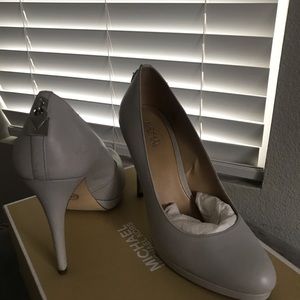 Michael Kors Leather Antoinette Pump Size 7 Grey